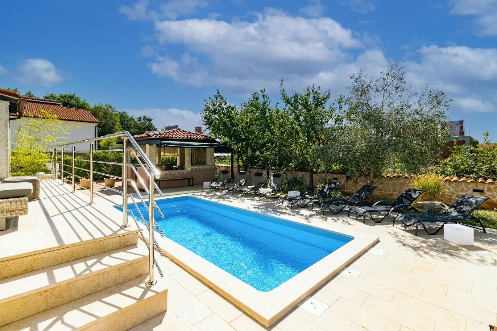 Villa Lelaina Near Pula With Private Pool And 3 Km From The Beach Segotici